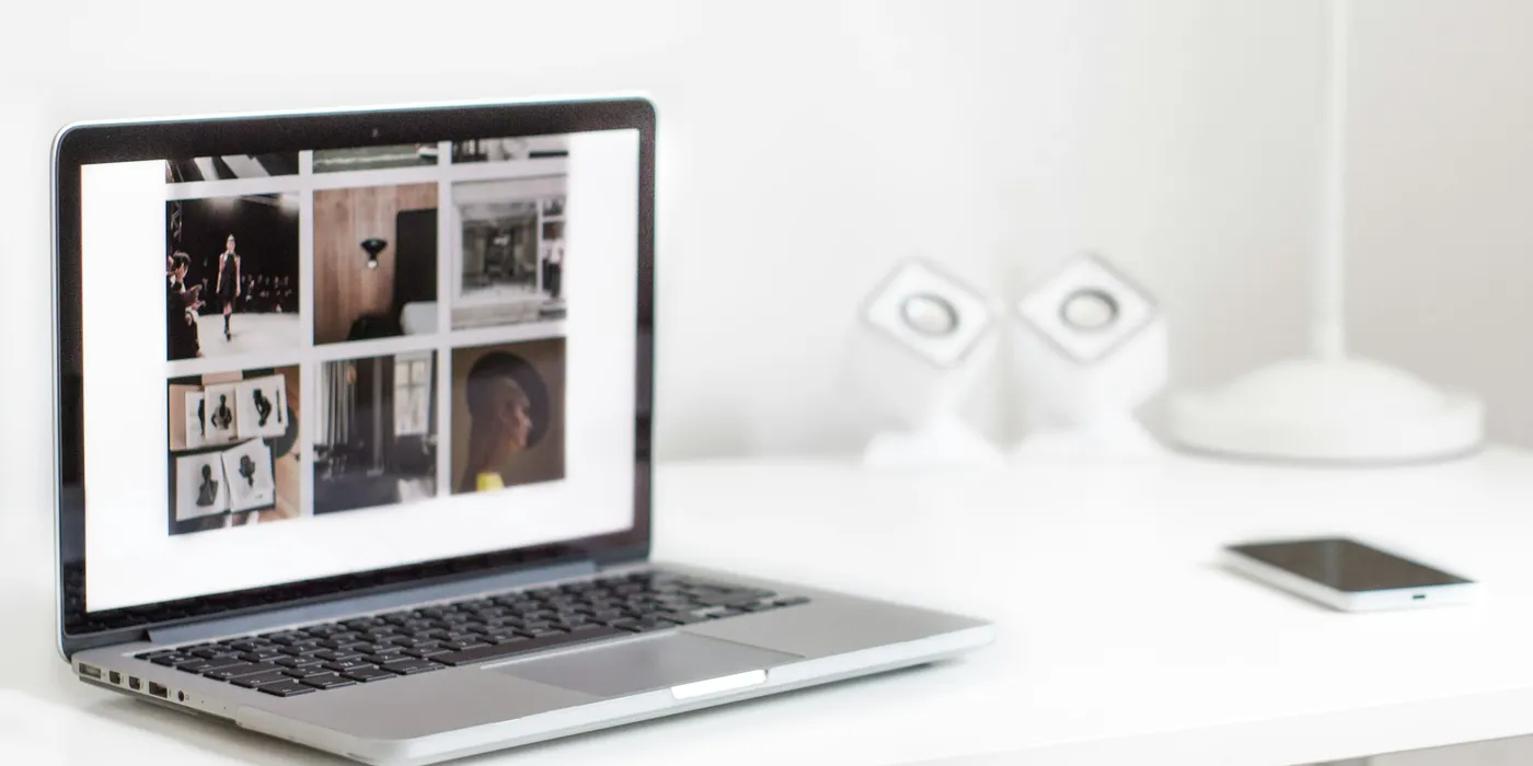 Heller Arbeitsplatz mit Notebook