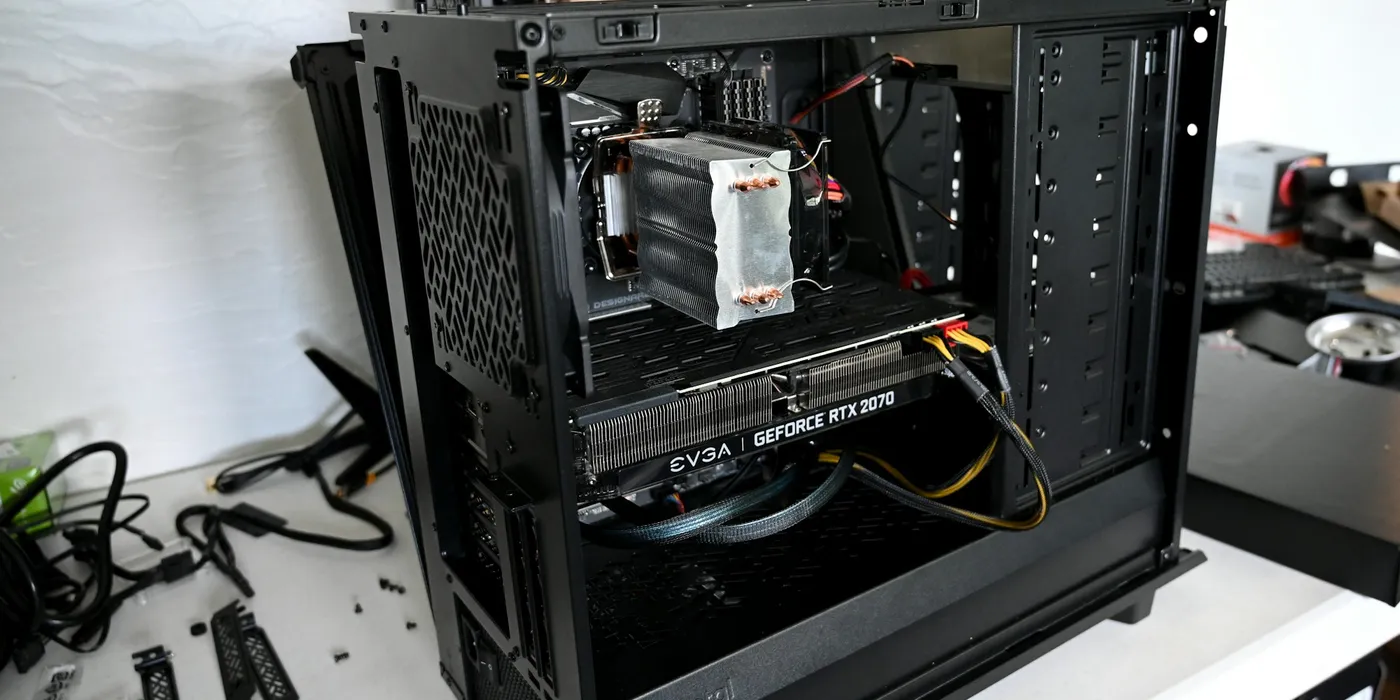 Offenes PC-Gehäuse mit Grafikkarte auf einem hellen Tisch