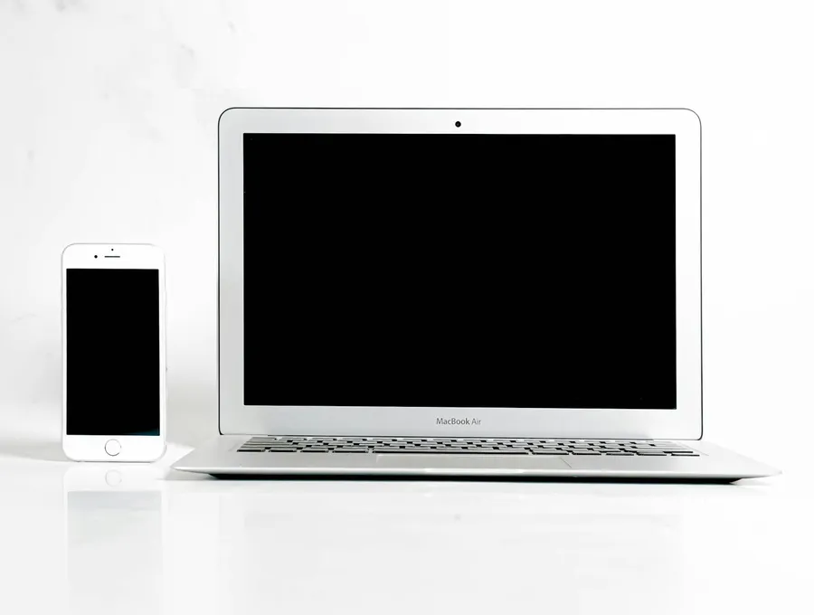 Helles Notebook neben einem Smartphone